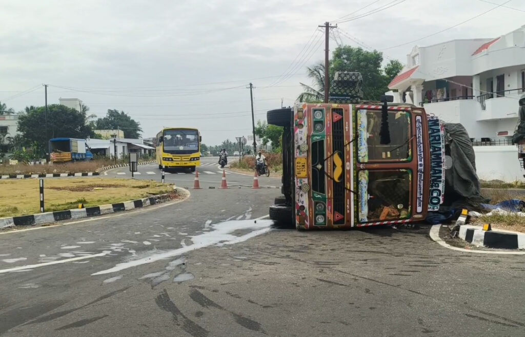திருச்செங்கோடு அருகே ரவுண்டானா மீது ஏறி லாரி கவிழ்ந்து விபத்து.
