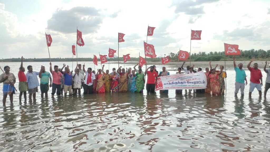 மாற்று இடம் கோரி ஏரியில் இறங்கி போராட்டம்: இலுப்பிலி கிராம மக்கள் அவதி
