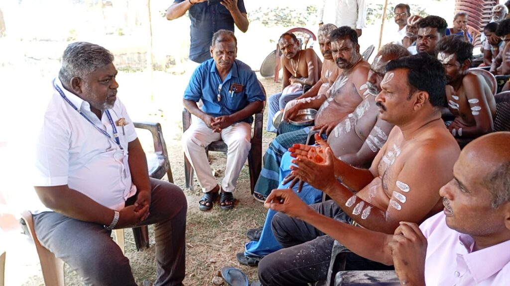 பட்டை நாமம் பூசி அரைநிர்வாண போராட்டம்; அதிகாரிகள் உறுதியளித்ததை அடுத்து 3 நாள் போராட்டம் வாபஸ்.