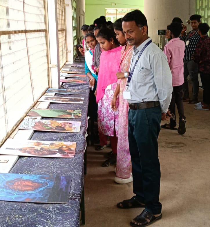 நாமக்கல் அரசு கலைக்கல்லூரியில் போதைக்கு எதிரான விழிப்புணர்வு ஓவியக் கண்காட்சி