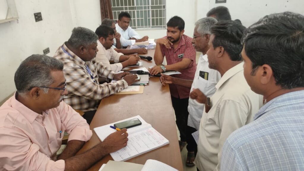 விவசாயிகள் குறைதீர் கூட்டத்தில் அதிகாரிகளுடன் விவசாயிகள் வாக்குவாதம்- திருச்செங்கோட்டில் பரபரப்பு.