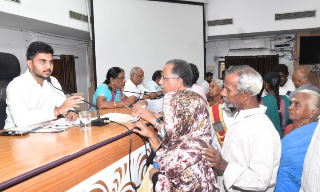 மக்கள் குறைதீர் கூட்டம்- 743 மனுக்கள் பெறப்பட்டது;