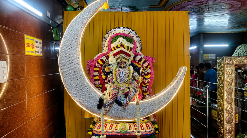 ஆடி வெள்ளி தரிசனம்… சந்திரகலாதேவி அலங்காரத்தில் பக்தர்களுக்கு அருள்பாலித்த சின்ன ஓங்காளியம்மன்
