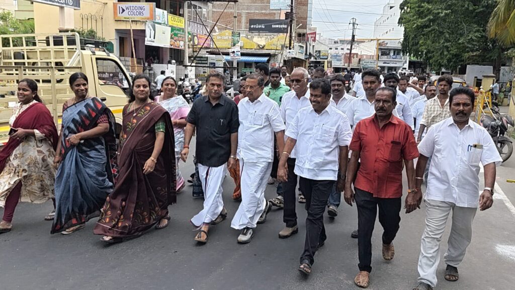 கருணாநிதி நினைவு நாள்: திருச்செங்கோட்டில் தி.மு.க. சார்பில் மௌன ஊர்வலம்