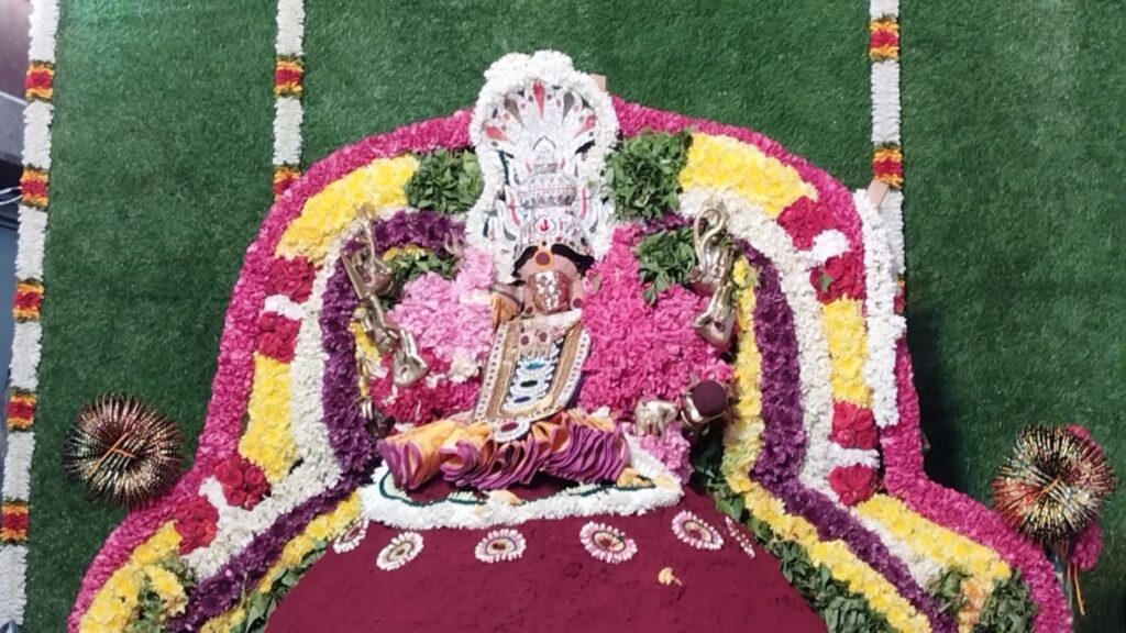 திருச்செங்கோடு சின்ன ஓங்காளியம்மன் கோவிலில் 1008 கிலோ குங்கும அலங்காரம்: ஆயிரக்கணக்கான பக்தர்கள் தரிசனம்.