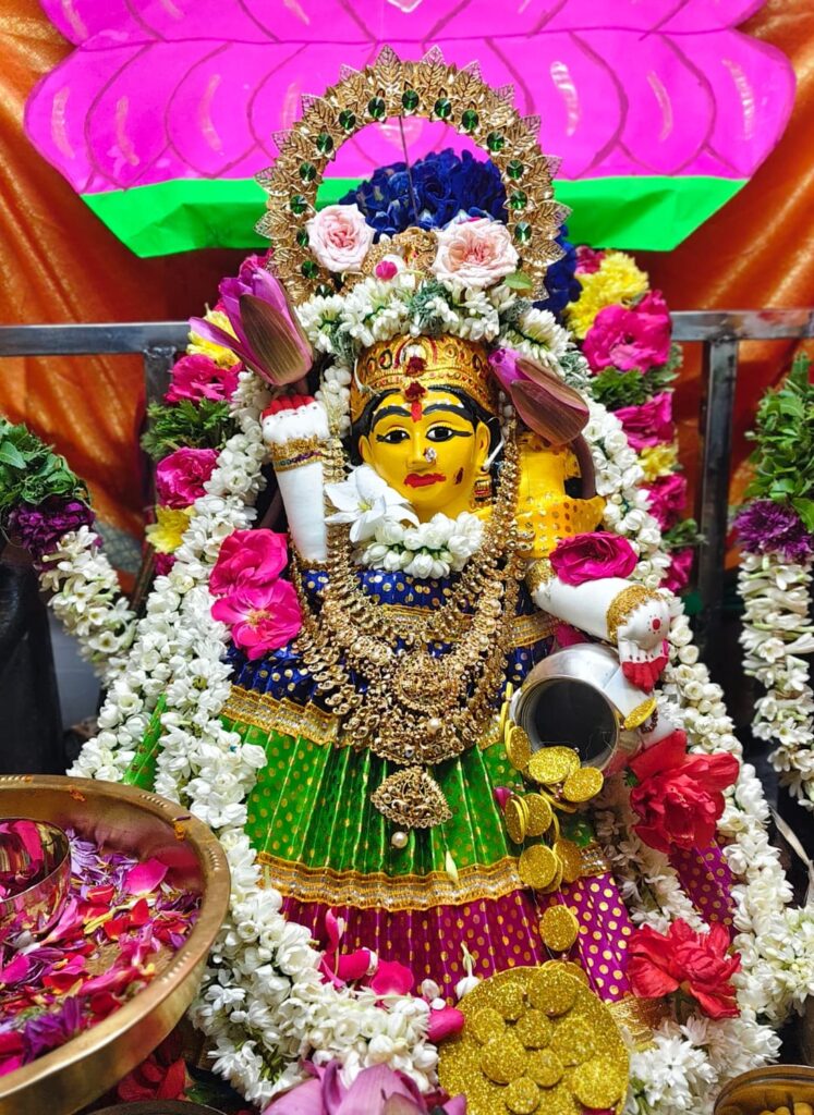 திருச்செங்கோடு அருகே கஜசிர விநாயகருக்கு வரலட்சுமி அலங்காரம்.