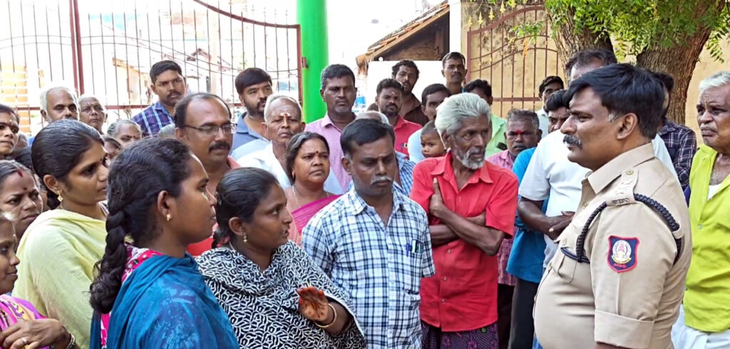 ராசிபுரம் அருகே அரசு பள்ளி விவகாரம்: 100-க்கும் மேற்பட்ட பெற்றோர் முற்றுகை.