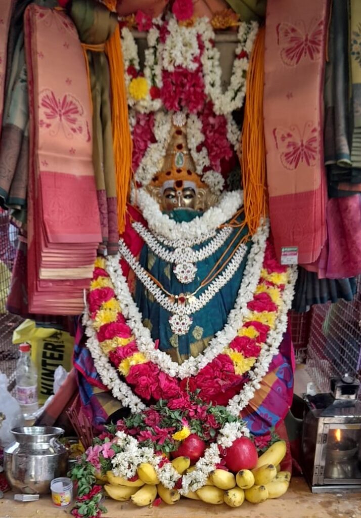 திருச்செங்கோடு சமயபுரம் மாரியம்மன் கோயிலில் சிறப்பு வழிபாடு; பக்தர்களுக்கு அன்னதானம்