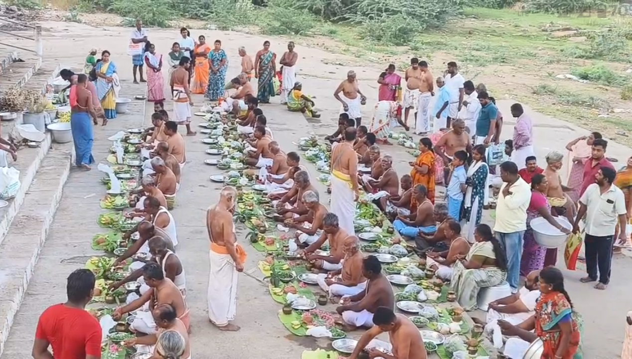 ஆடி அமாவாசை: மோகனூர் காவிரி ஆற்றில் முன்னோர்களுக்கு தர்ப்பணம் – ஆயிரக்கணக்கானோர் புனித நீராடி வழிபாடு.