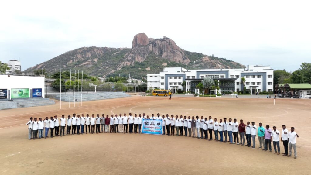 உலக புகைப்பட தினம்: திருச்செங்கோட்டில் கேக் வெட்டி கொண்டாடிய புகைப்பட கலைஞர்கள்.