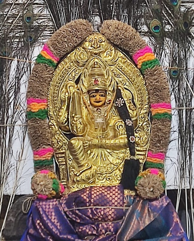 ஆடி 4-வது வெள்ளி: தங்க கவச அலங்காரத்தில் அருள்பாலித்த அழகுமுத்து மாரியம்மன்; திரளான பக்தர்கள் தரிசனம்