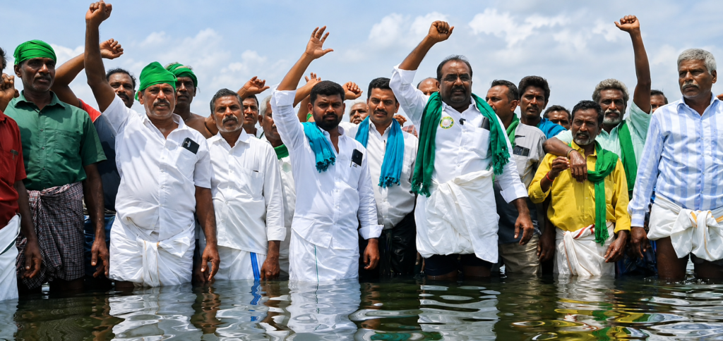 ராஜா வாய்க்காலில் தண்ணீர் திறக்கக் கோரி காவிரி ஆற்றில் இறங்கி விவசாயிகள் போராட்டம்.