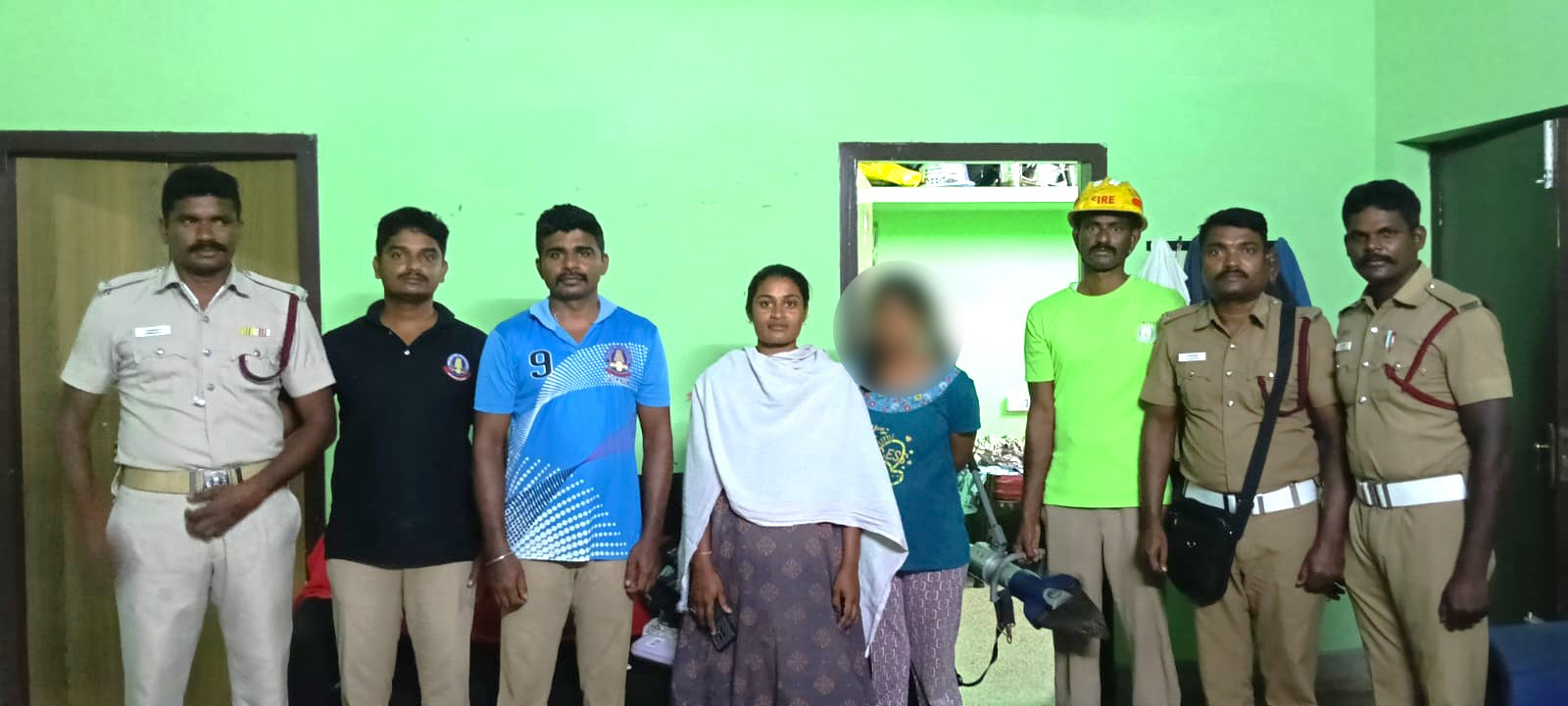 திருச்செங்கோட்டில் வீட்டிற்குள் சிக்கிய தாய் – மகள்; தீயணைப்புத் துறையினர் மீட்டனர்