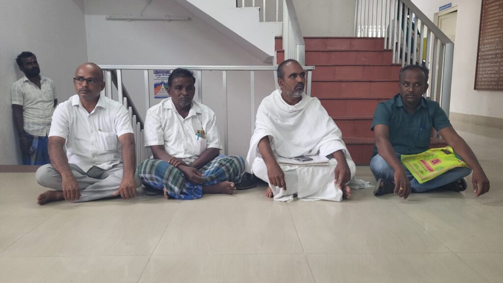 நாமக்கல் கோட்டாட்சியர் அலுவலகத்தில் தர்ணா போராட்டம்;