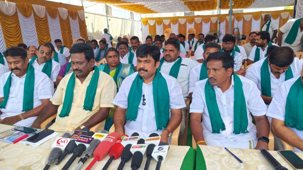 ஜேடர்பாளையம் படுகை அணையில் எம்.பி மாதேஸ்வரன் உண்ணாவிரதம்.