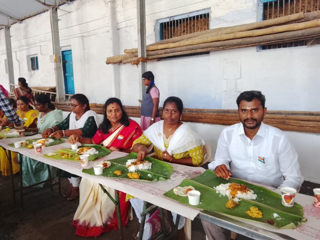 திருச்செங்கோடு கைலாசநாதர் கோயிலில் சுதந்திர தின சிறப்பு வழிபாடு: பொதுவிருந்து.