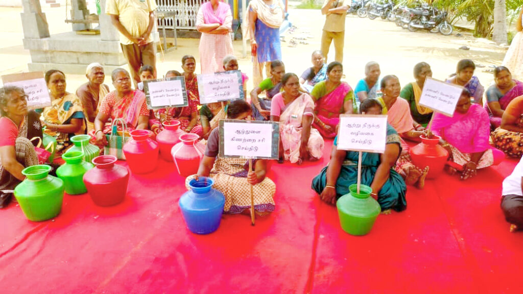 குடிநீர் கேட்டு காலிக்குடங்களுடன் கிராம சபையை முற்றுகையிட்ட பெண்கள்.