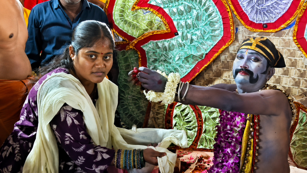 ராசிபுரம் அருகே ஸ்ரீ சண்டி கருப்பசாமி கோயிலில் பிடிகாசு வழங்கும் விழா: ஏராளமான பக்தர்கள் பங்கேற்பு.