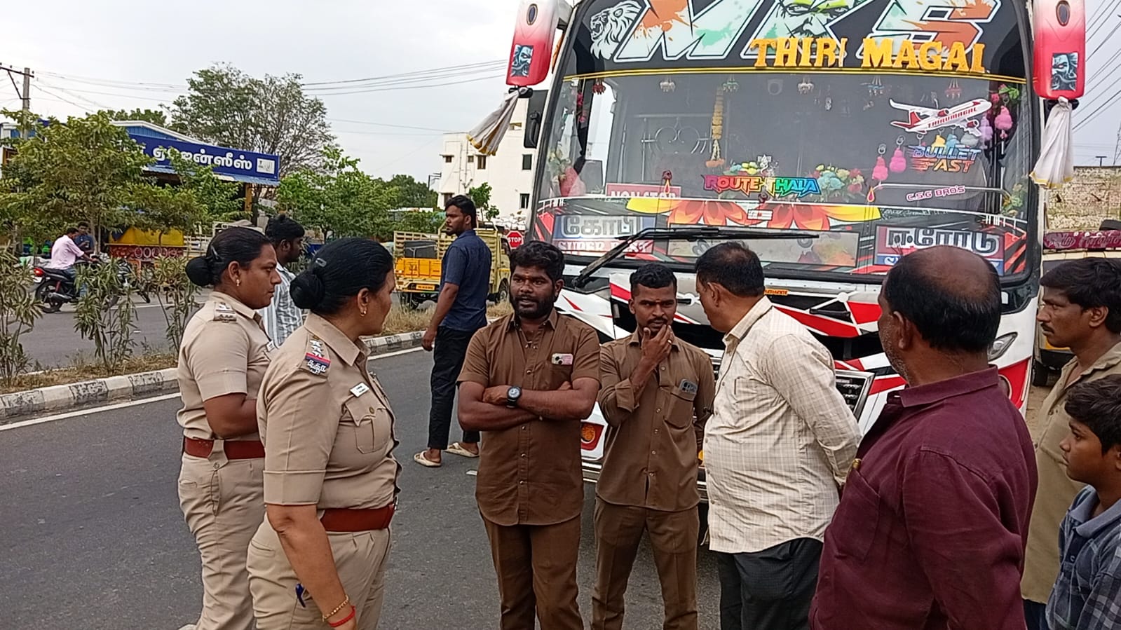 திருச்செங்கோட்டில் டைமிங் பிரச்னையால் தனியார் பஸ்கள் போட்டி; நடுரோட்டில் நிறுத்தியதால் 20 நிமிடம் போக்குவரத்து பாதிப்பு