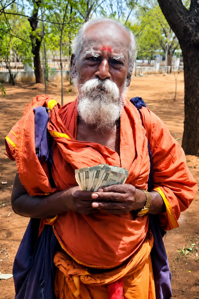 தர்மம் பெற்று சேமித்த ரூ.10 ஆயிரத்தை முதல்வர் நிவாரண நிதிக்கு வழங்கிய சமூக சேவையாளர்.