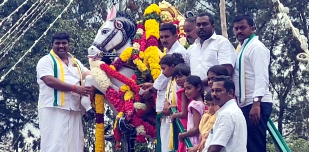பு.தி.க தலைவர் ராஜ்  வல்வில் ஓரி சிலைக்கு மாலை அணிவித்து மரியாதை