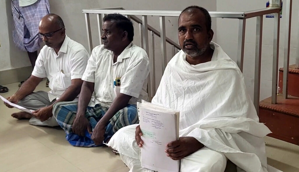 பட்டா மாறுதல், இறப்பு சான்றிதழ் வழங்கக் கோரி நாமக்கல்லில் தர்ணா; காந்தியவாதி ரமேஷ் போராட்டம்