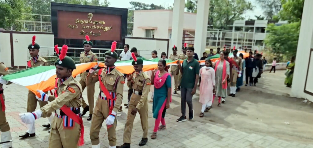 ராசிபுரம் அருகே 80 அடி தேசியக் கொடியுடன் 4 கி.மீ. ஊர்வலம்: 200-க்கும் மேற்பட்டோர் பங்கேற்பு.