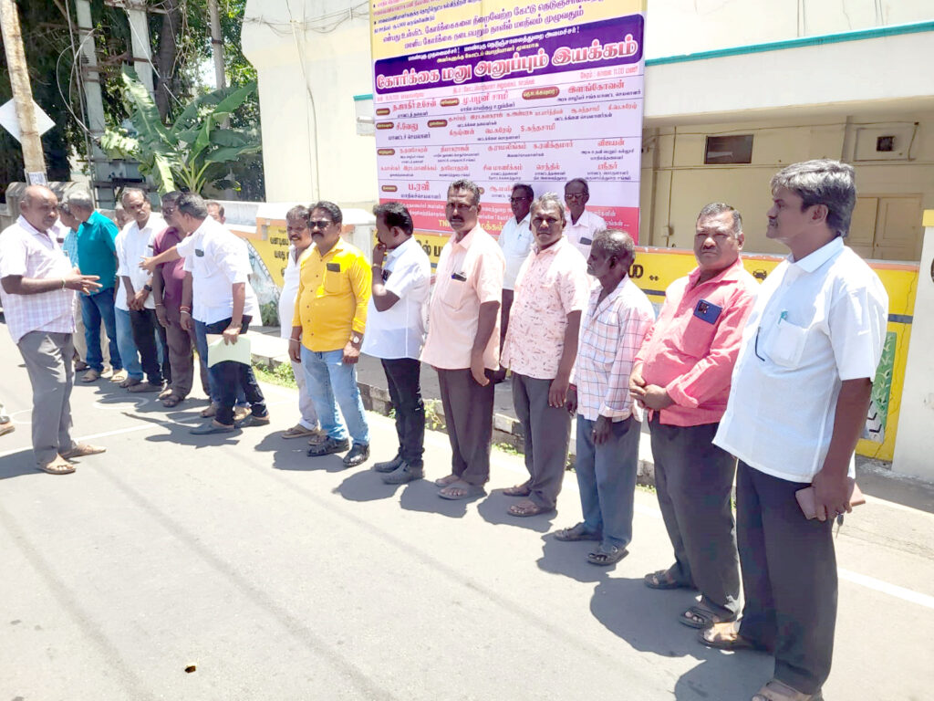 41 மாத பணி நீக்க காலத்தை பணிக்காலமாக முறைப்படுத்தக் கோரி நாமக்கல்லில் சாலைப்பணியாளர்கள் ஆர்ப்பாட்டம்.