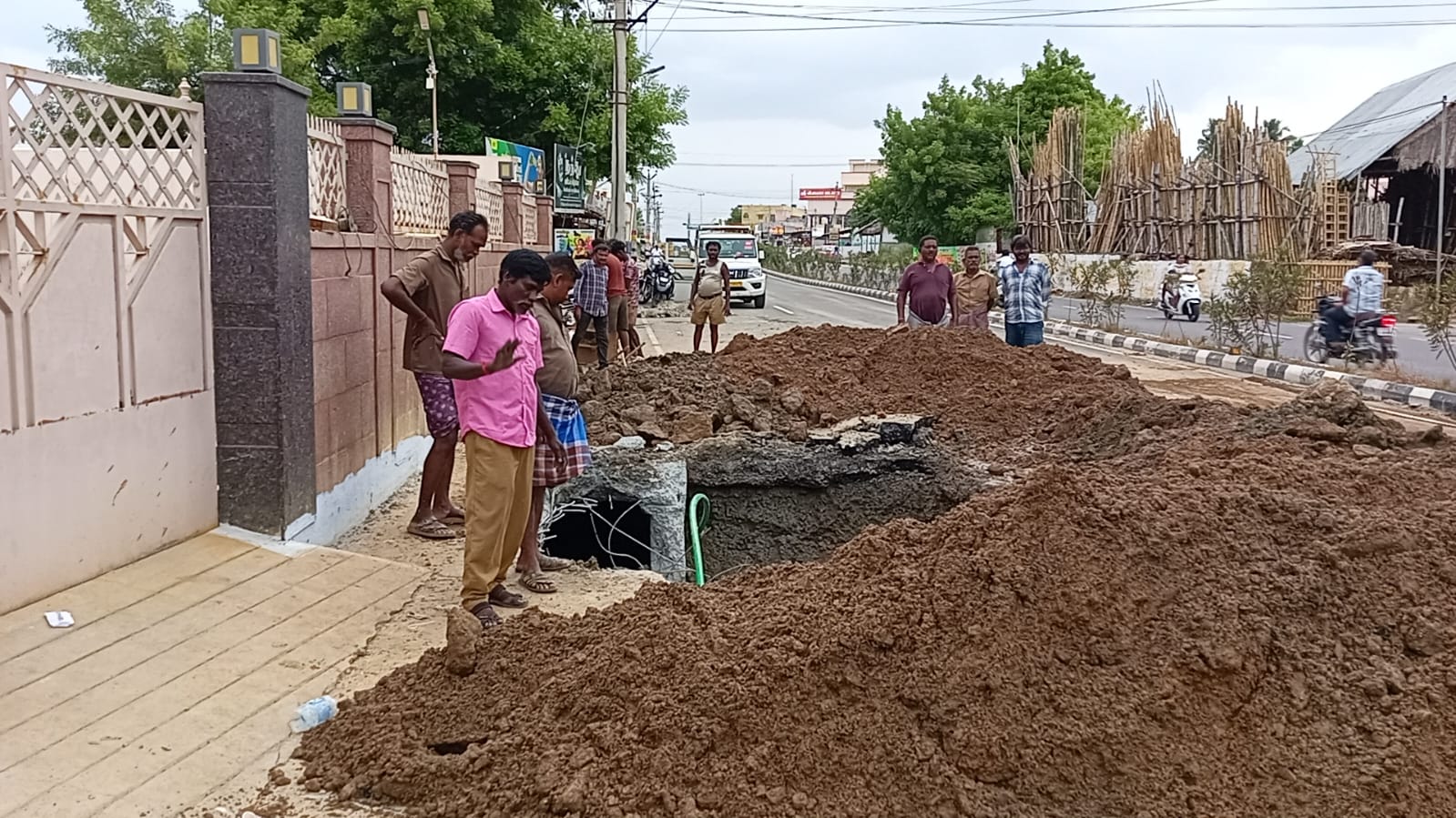 திருச்செங்கோட்டில் குடிநீர் குழாய் வெடித்து நடுரோட்டில் பள்ளம்; குடிநீர் விநியோகம் பாதிப்பு