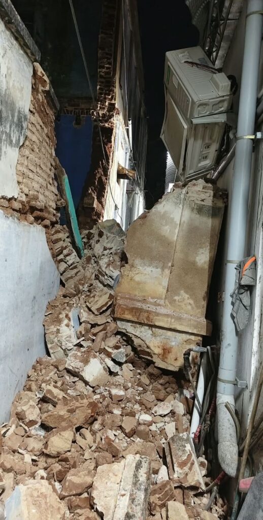 திருச்செங்கோட்டில் பழமையான வணிக கட்டிடத்தின் ஒரு பகுதி இடிந்து சேதம். 20-க்கும் மேற்பட்ட வடமாநில தொழிலாளர்கள் பத்திரமாக வெளியேற்றம்.