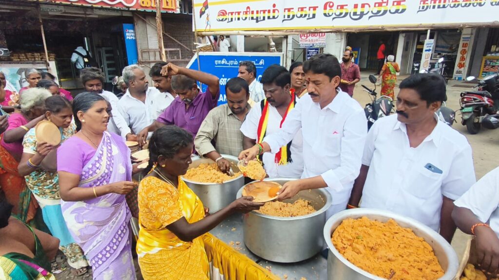 விஜயகாந்த் பிறந்தநாள்: நாமக்கல் வடக்கு மாவட்டத்தில் 25 ஆயிரம் பேருக்கு அன்னதானம்.